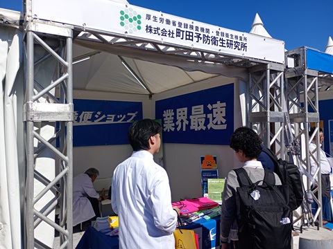 当社ブース前で接客対応