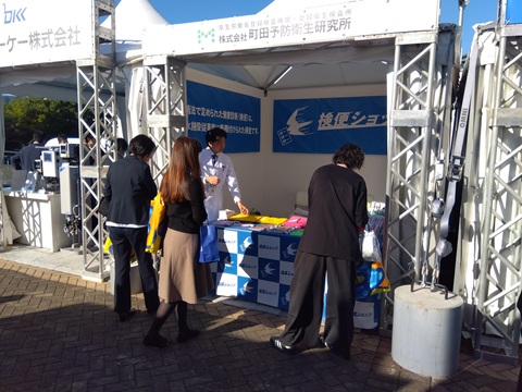 当社ブースで接客中2枚目