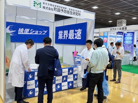 当社ブース前で接客対応