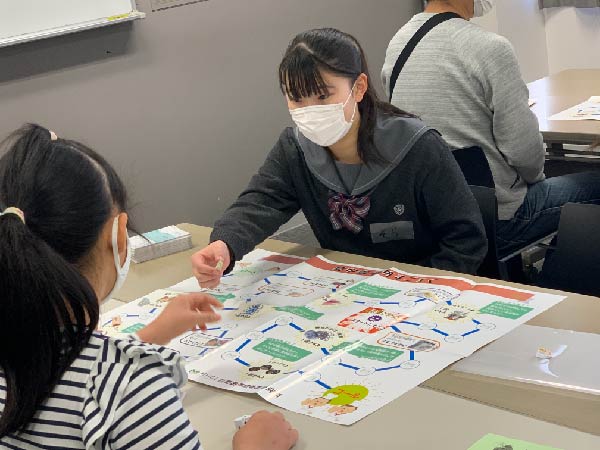 食中毒予防すごろくで遊ぶ様子