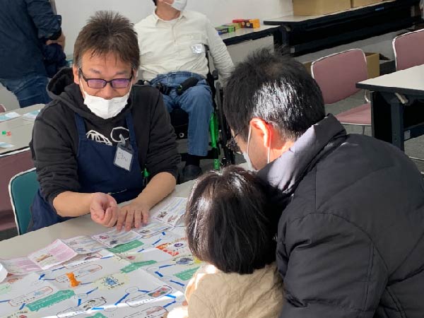 食中毒予防すごろくで遊ぶ様子