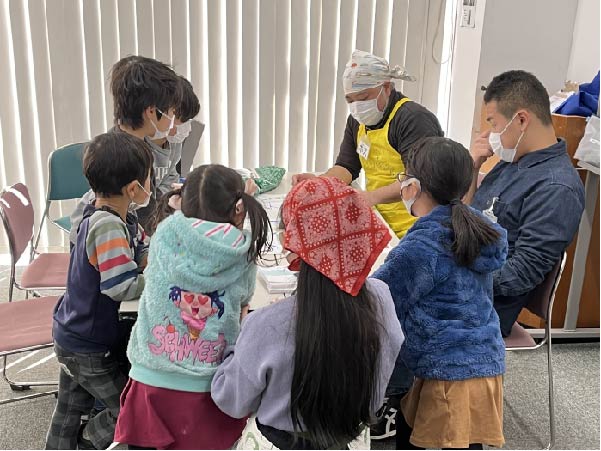 食中毒予防すごろくで遊ぶ様子