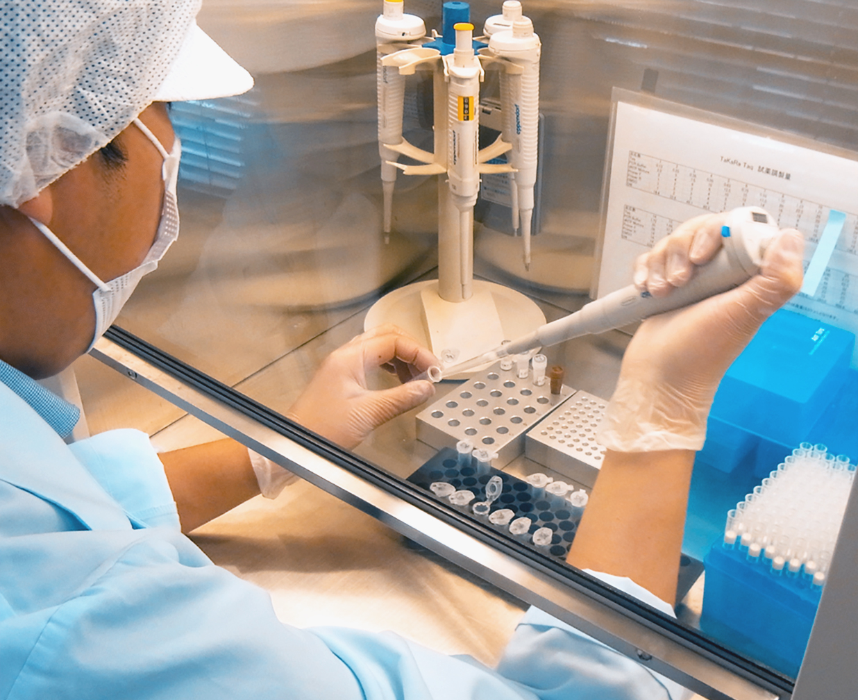 ノロウイルス拭き取り検査の作業風景